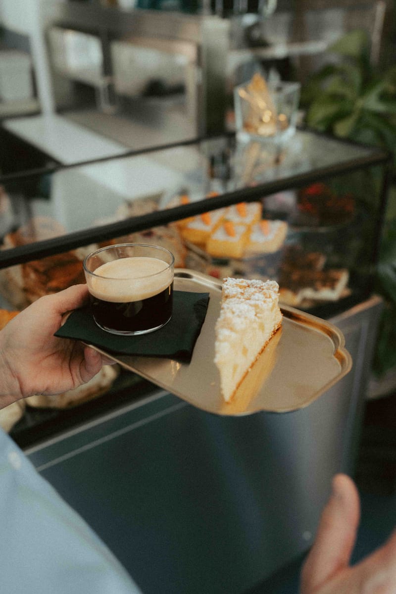 Tablett mit Espresso und Käsekuchen